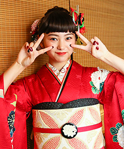 岡本莉音 振袖