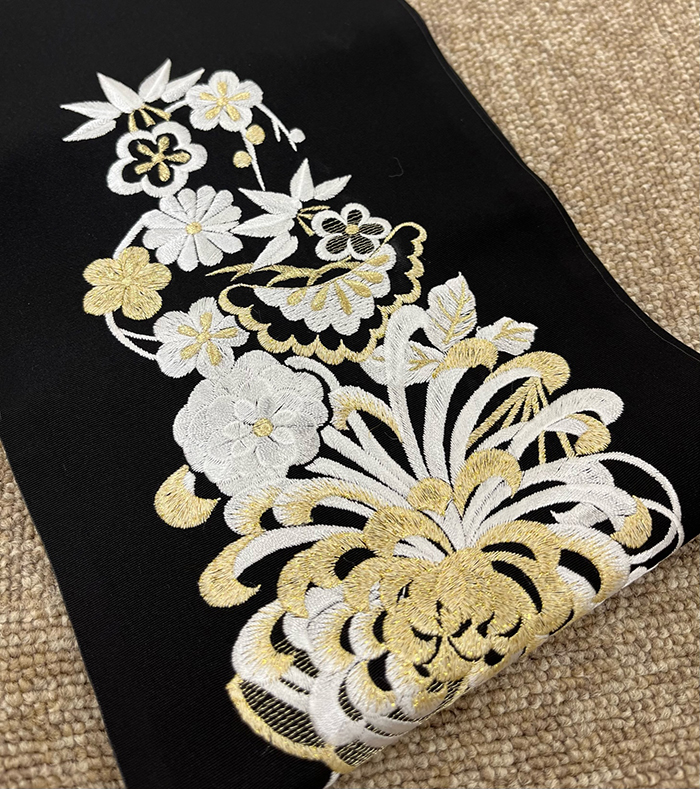 黒い刺繍襟