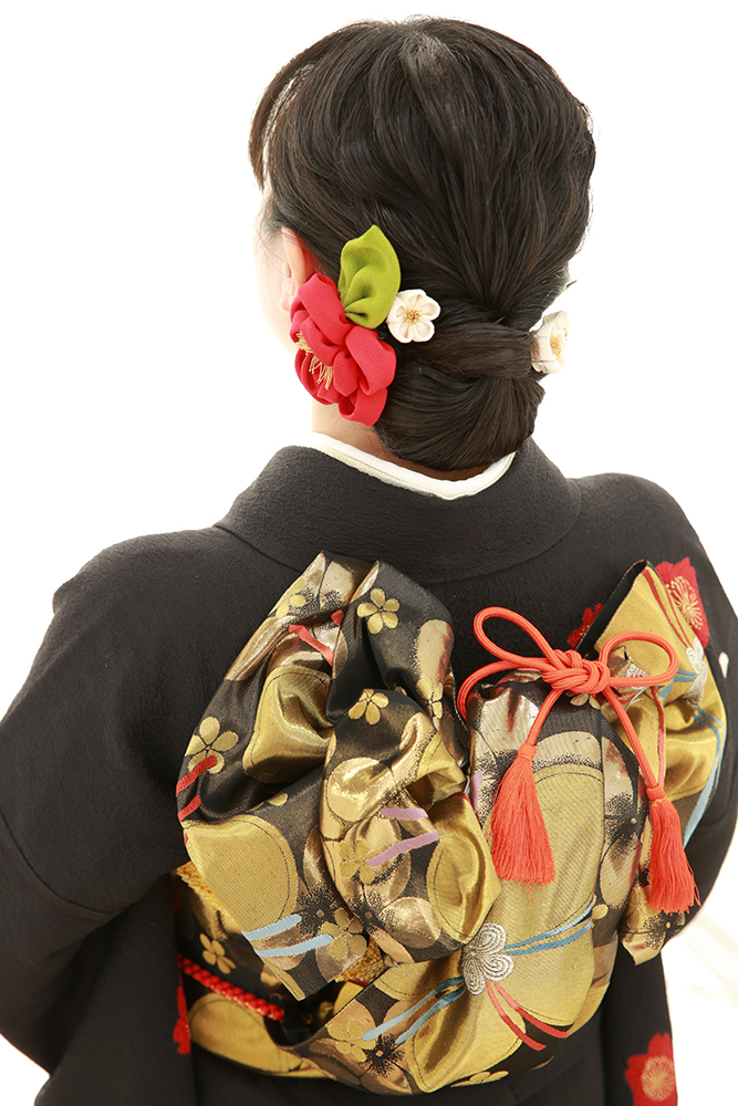 黒い振袖シニヨン椿の髪飾り
