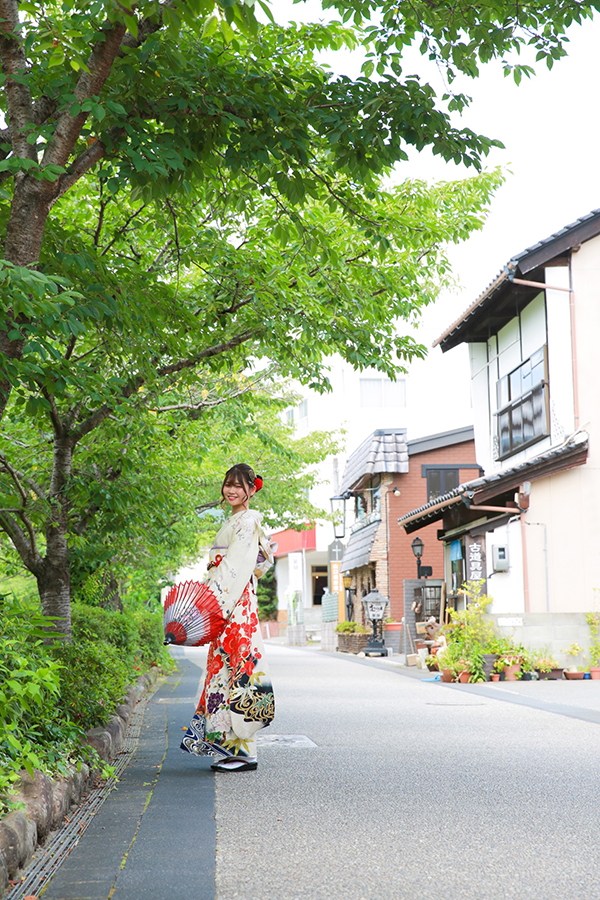 外ロケ振袖街並み