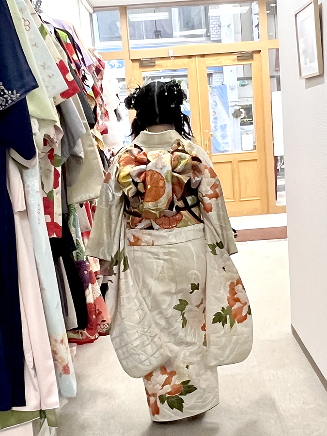 おばあちゃんの振袖後ろ姿