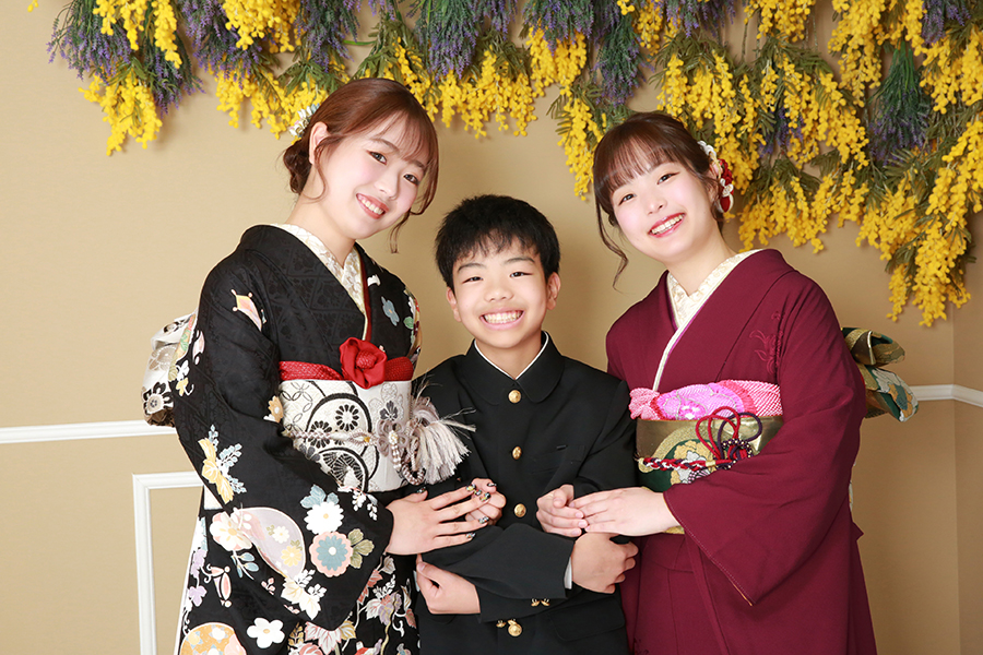 振袖姉妹と弟