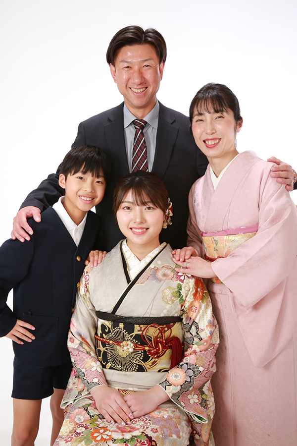 家族写真グレージュ振袖