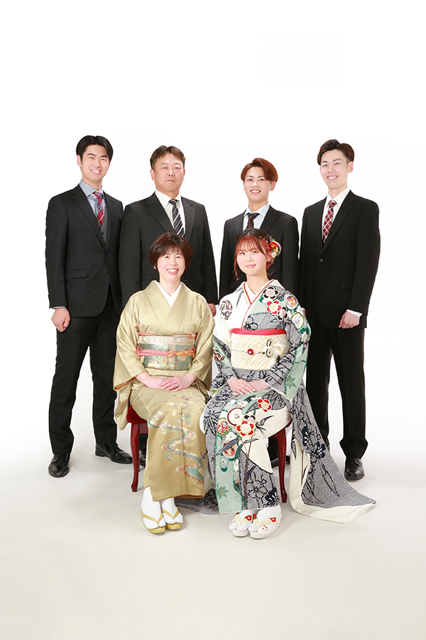 スーツと椅子の記念写真