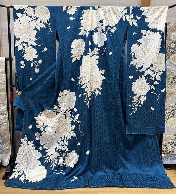 紺色白い花柄振袖