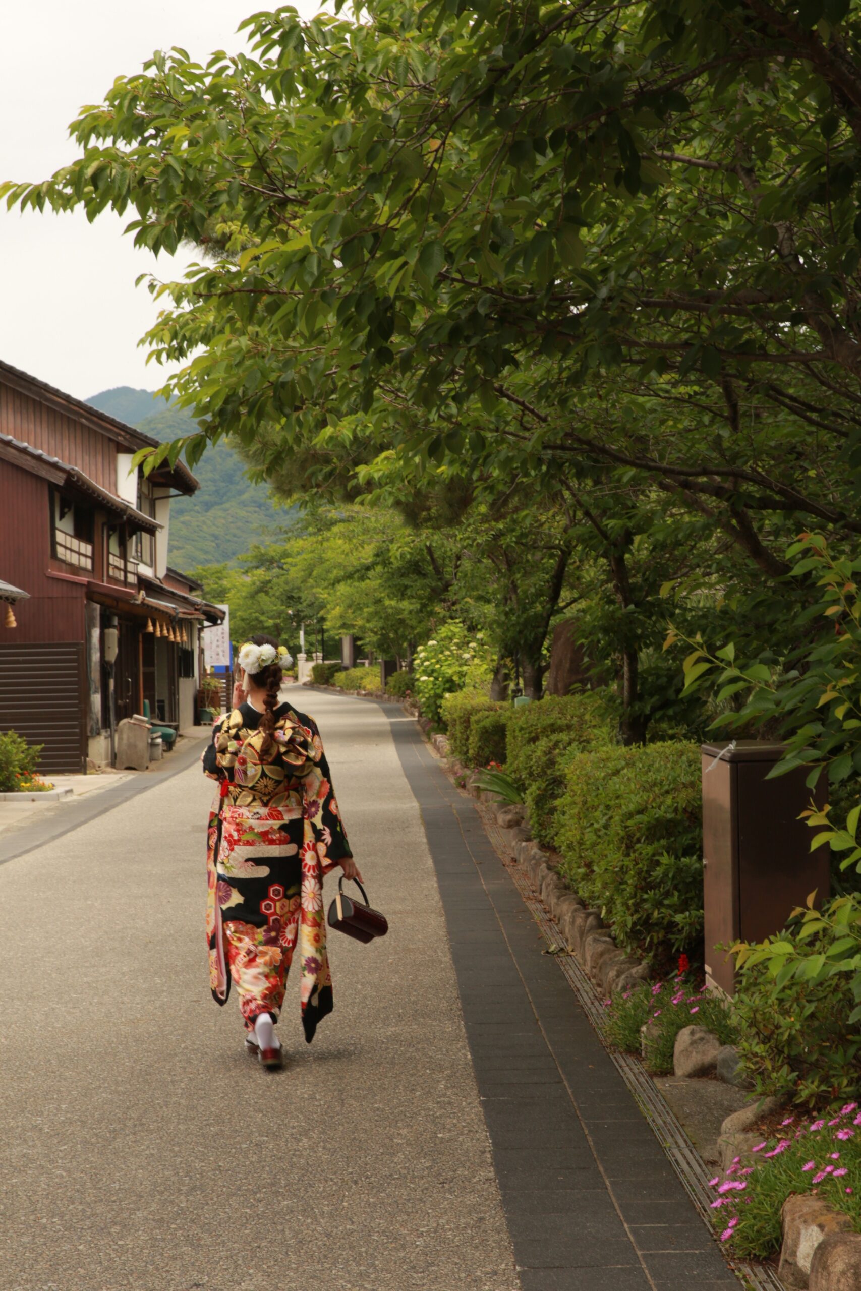 一の坂川歩く全身