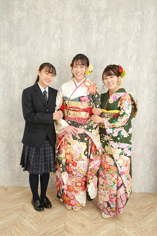 制服の妹と振袖二人