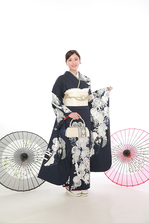 黒に近い紺色振袖