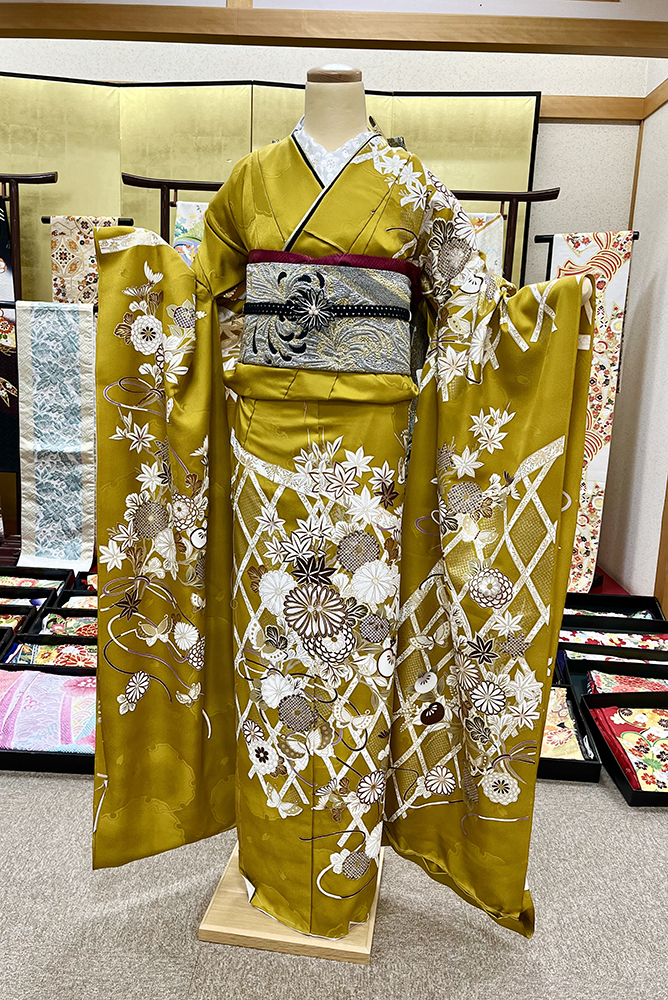 カラシ色振袖