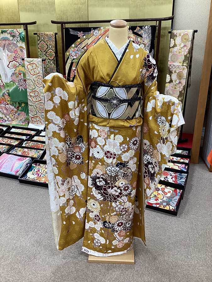 カラシ色振袖