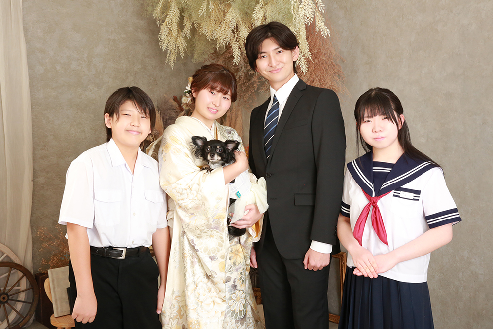 チワワと家族写真