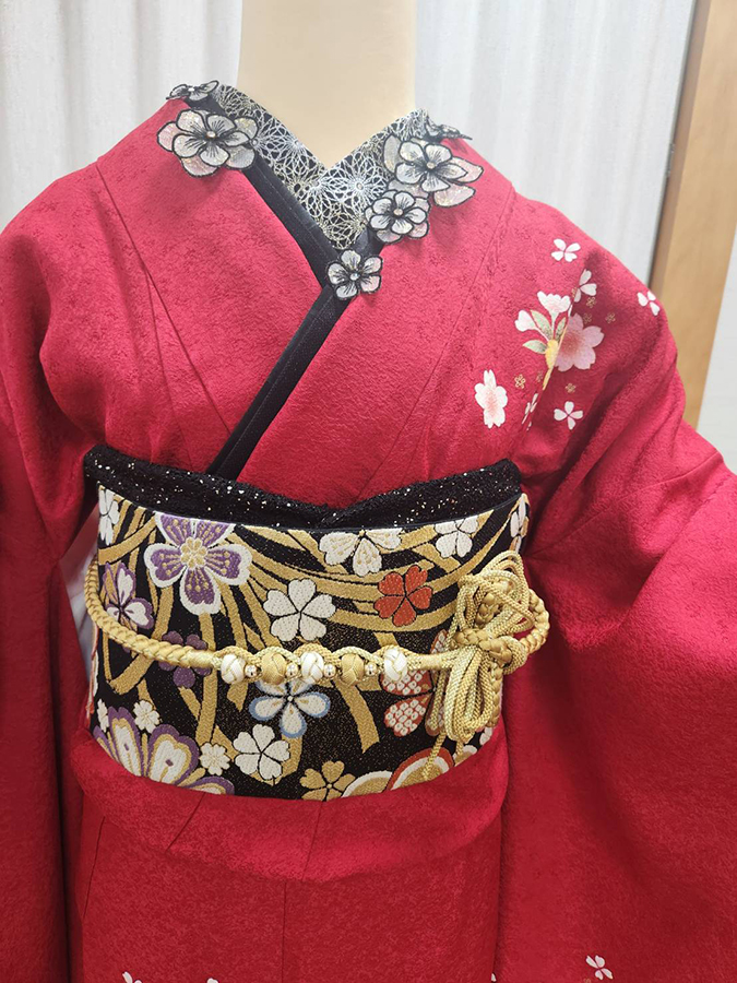 黒小物襟元