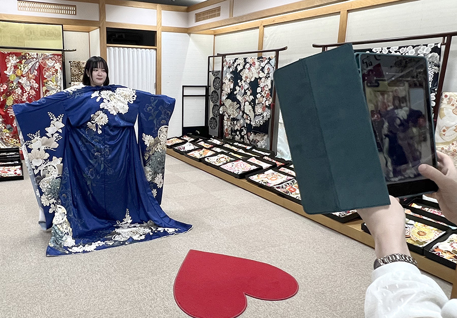 青い振袖