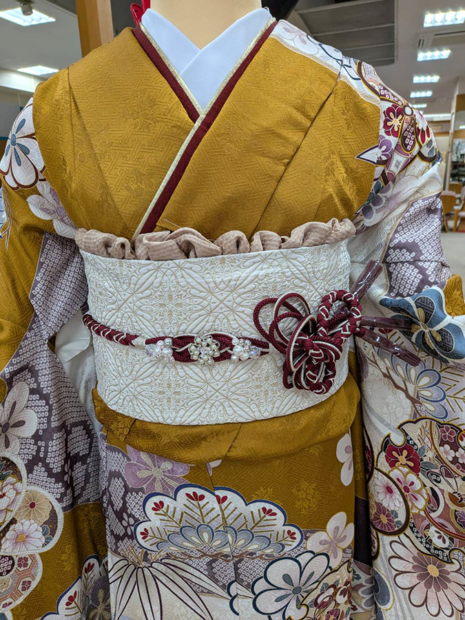 襟元えんじ色小物