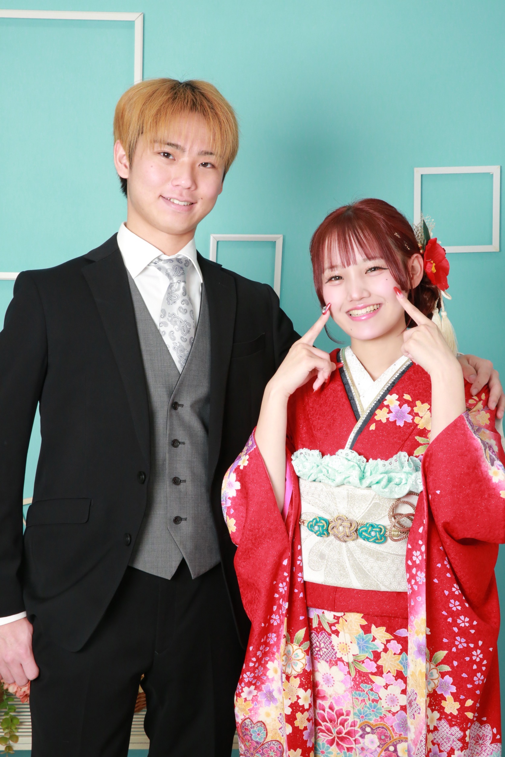 赤い振袖姿のお嬢様とご兄弟のツーショット