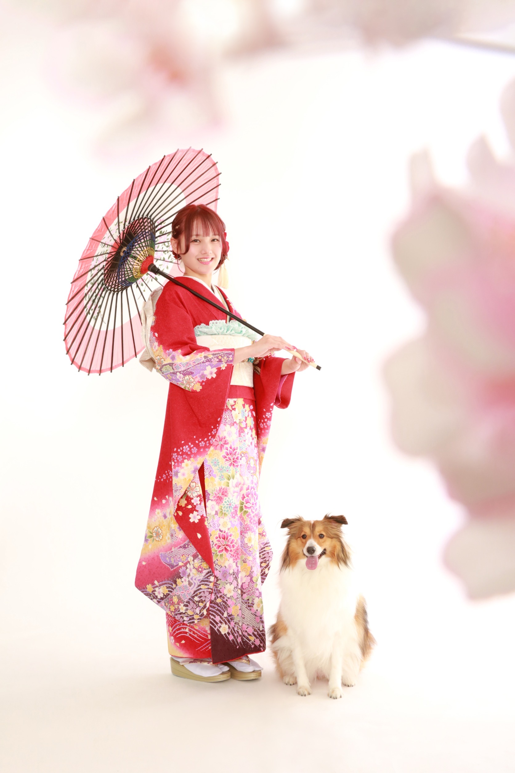 赤い振袖姿のお嬢様と愛犬の全身写真
