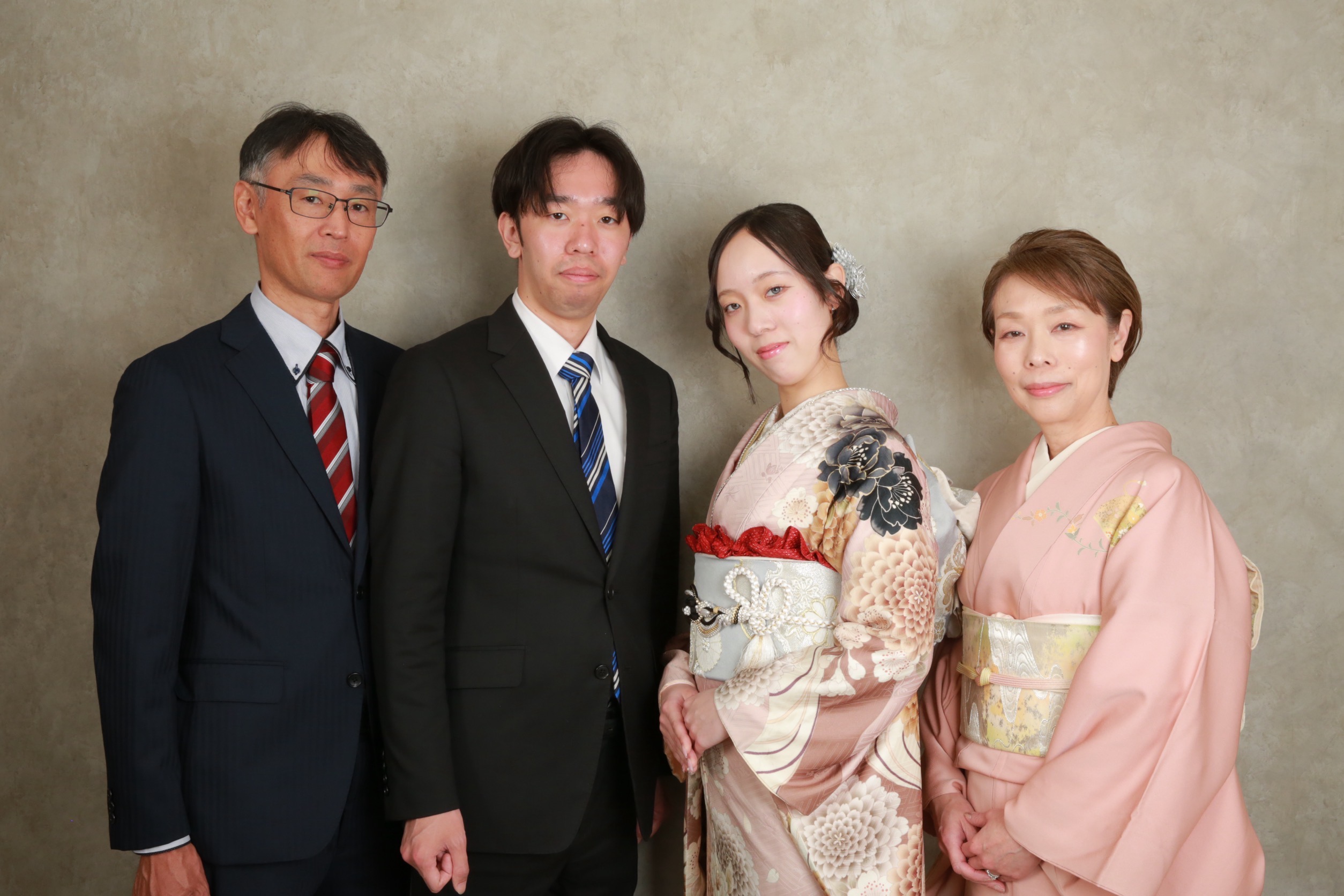 振袖姿のお嬢様とご両親・ご兄弟の家族写真