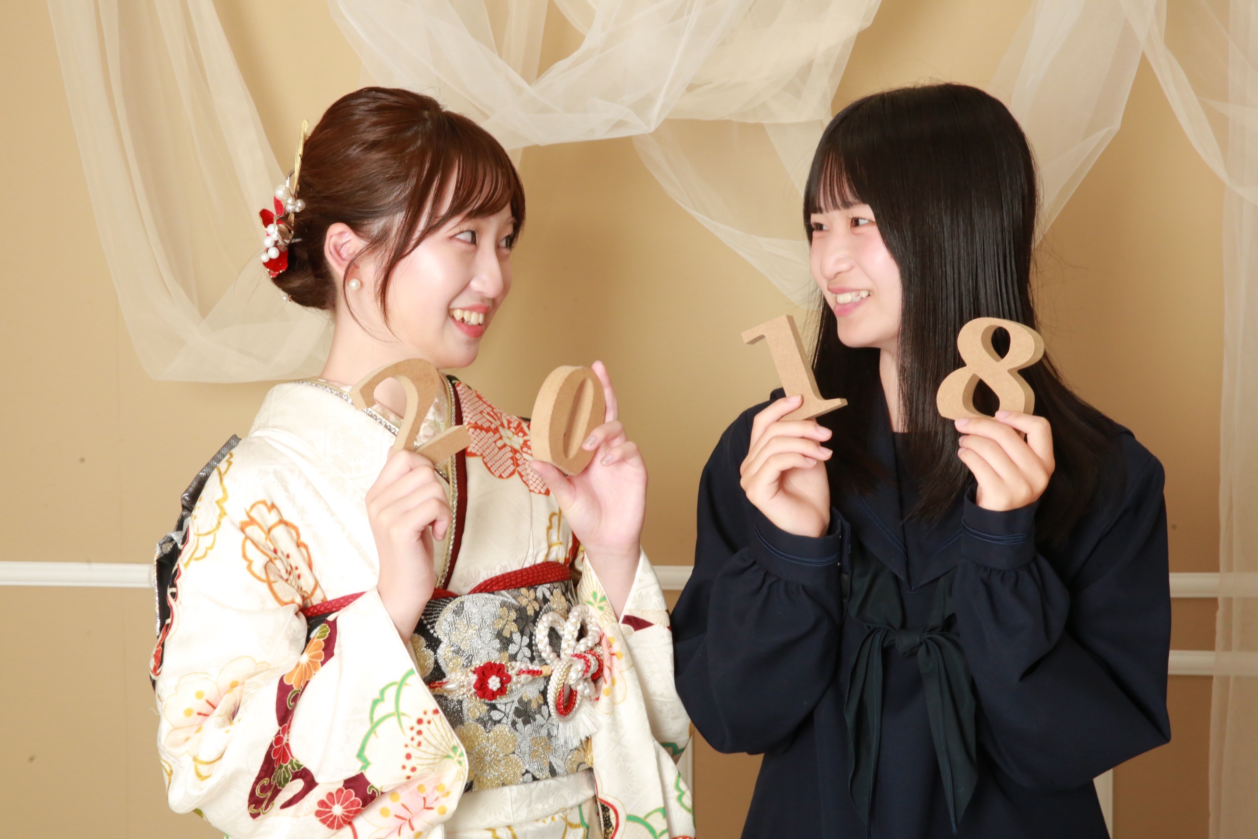二十歳の振袖姿のお嬢様と十八歳の姉妹写真