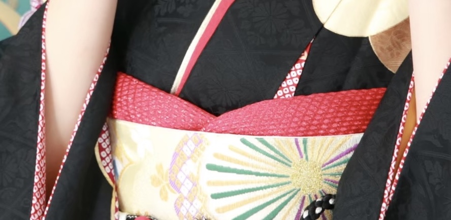 赤い帯揚げを合わせた振袖コーディネート