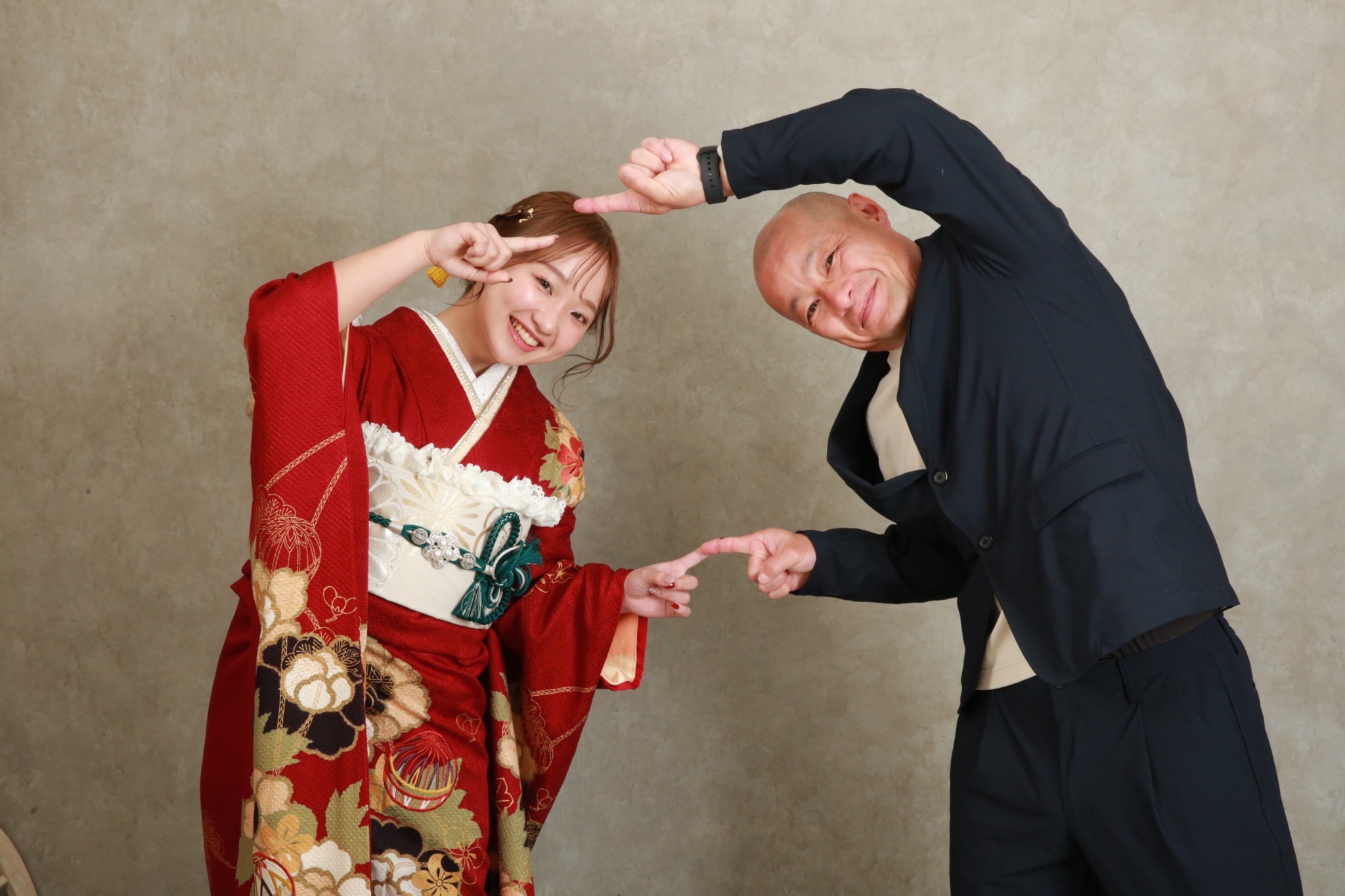 赤い振袖姿のお嬢様とお父様の自然なポーズ写真