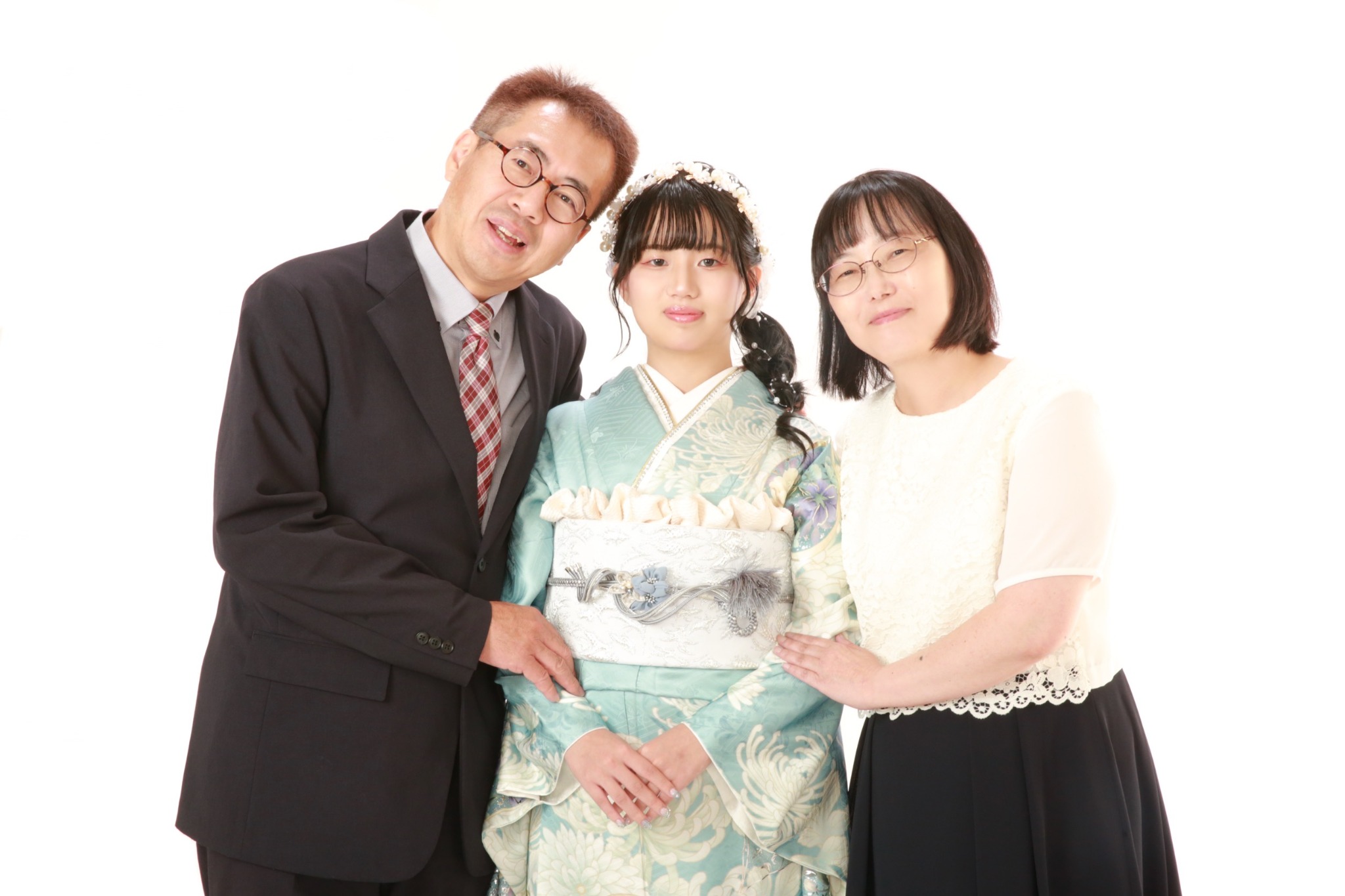 振袖姿のお嬢様とご両親の家族写真