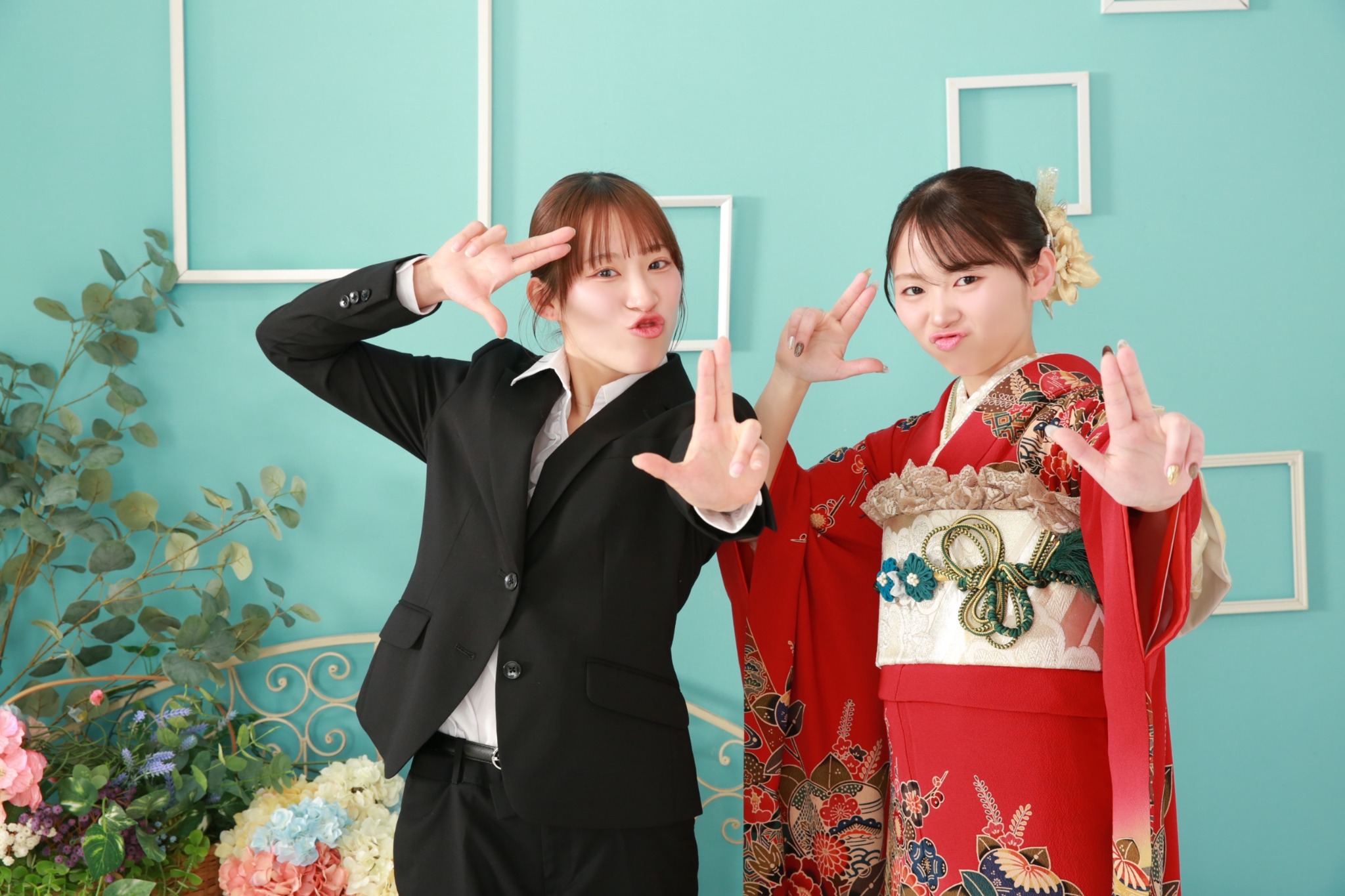 赤い振袖姿のお嬢様と姉妹の楽しいポーズ写真