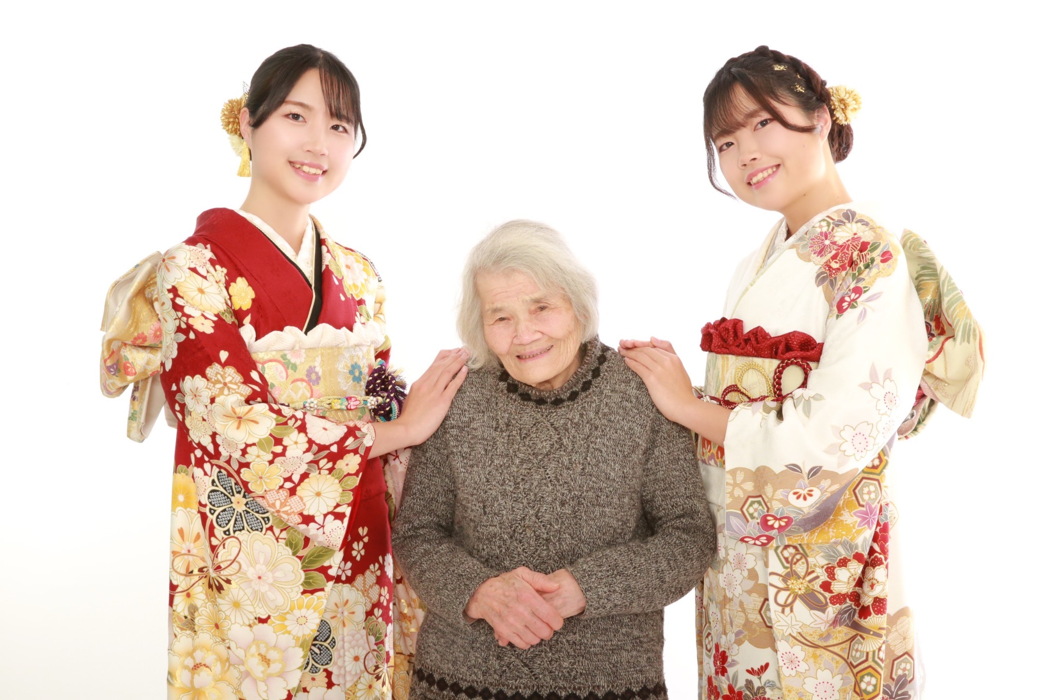 振袖姿のお孫様二人とおばあちゃんの家族写真