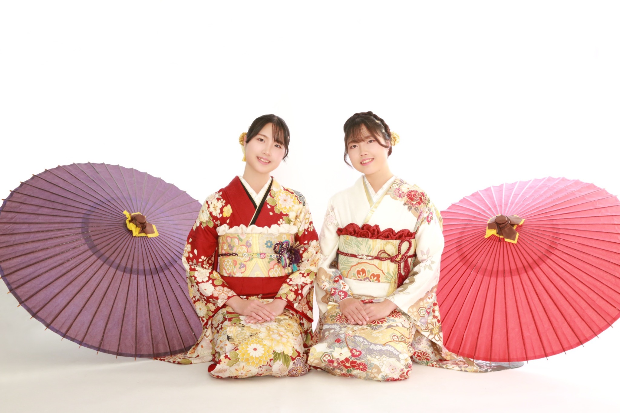 振袖姿で和傘と一緒に撮影した姉妹の記念写真