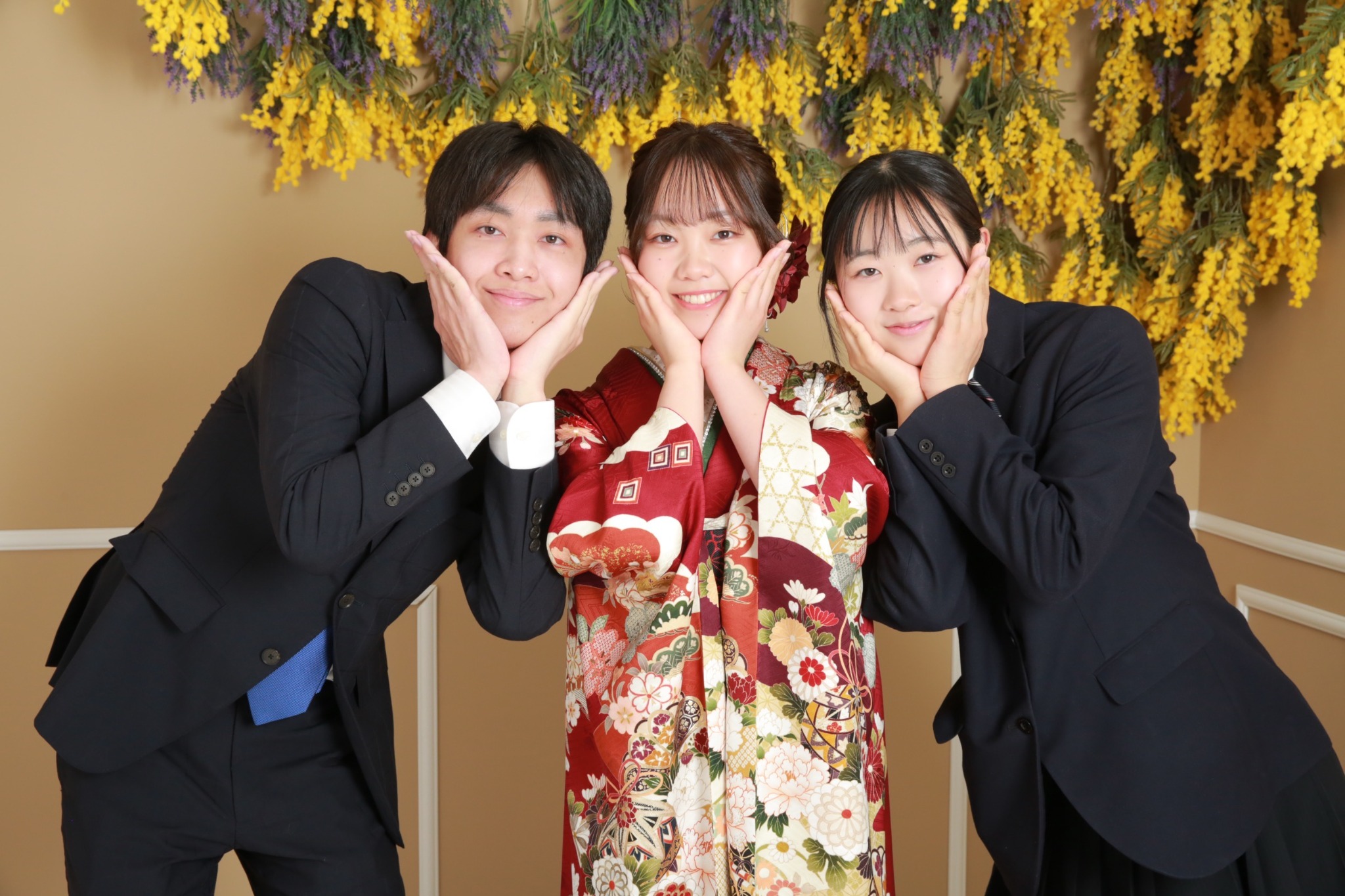 振袖姿のお嬢様と兄弟姉妹の自然な笑顔