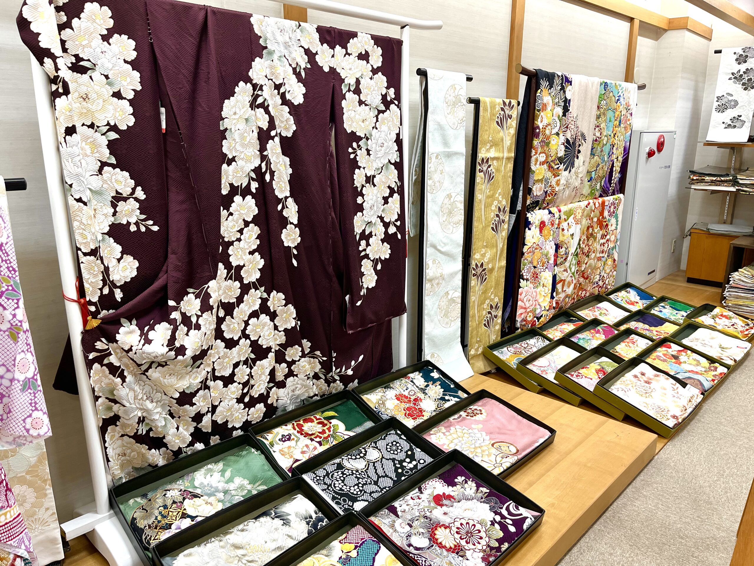 ふじもと呉服店に並ぶ振袖と帯