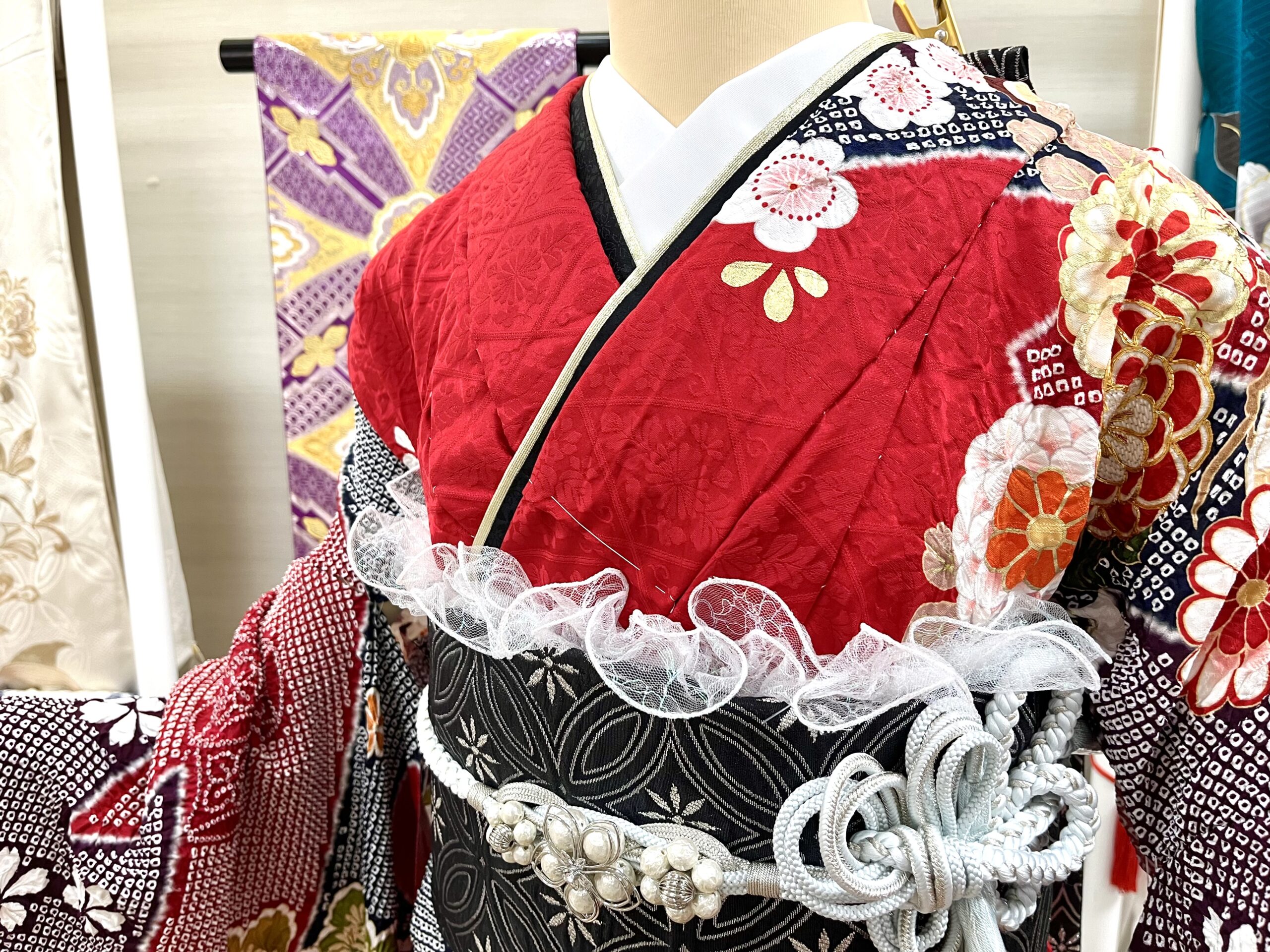 赤い振袖に合わせた帯と小物のコーディネート